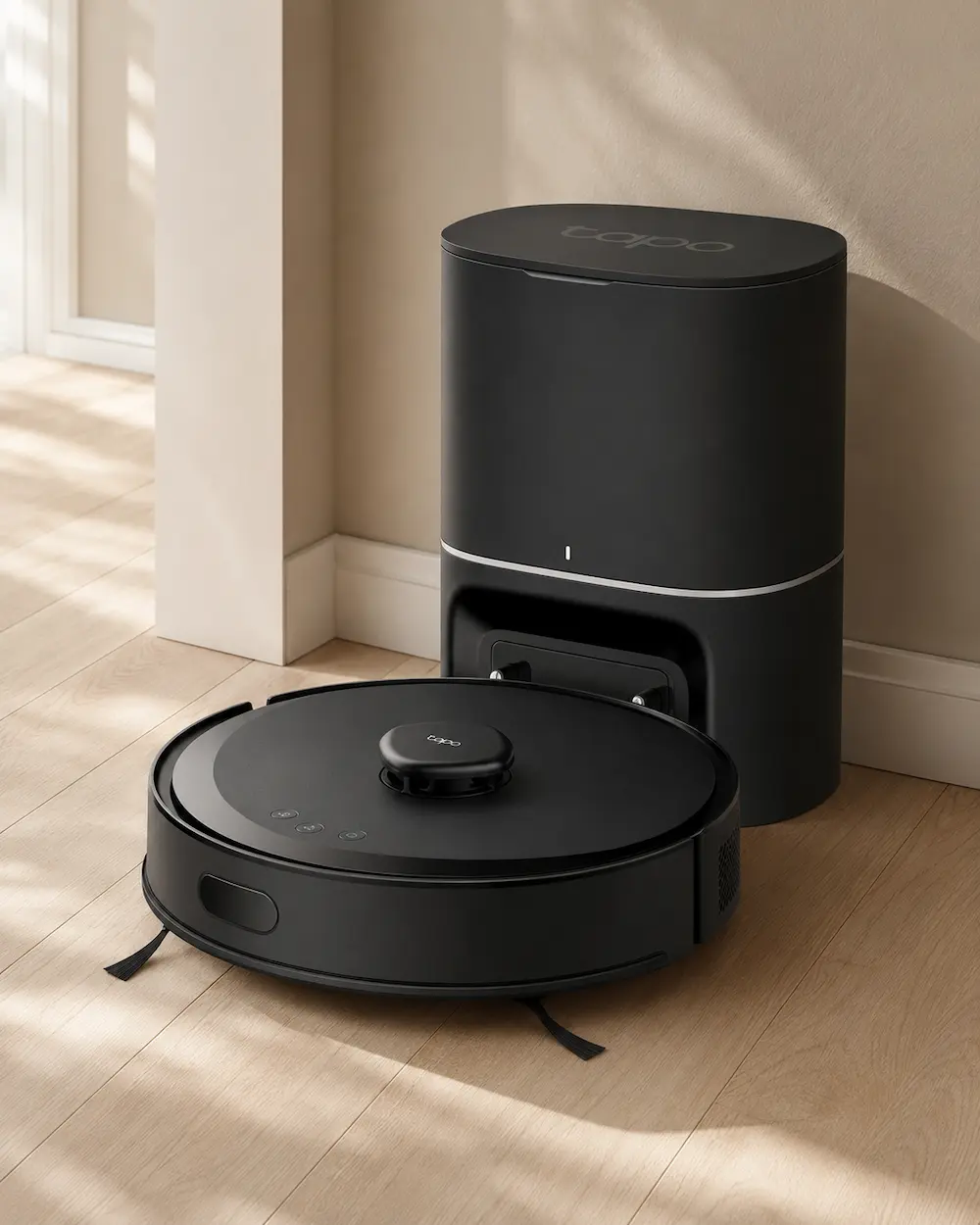 Tapo RV30 Max Plus con stazione autosvuotante su pavimento in legno