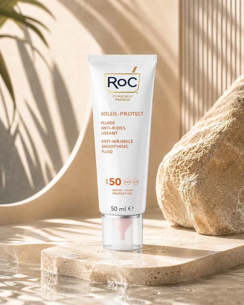 RoC Soleil-Protect Fluido Antirughe SPF50 in ambiente luminoso con riflessi d’acqua e atmosfera skincare anti-age estiva