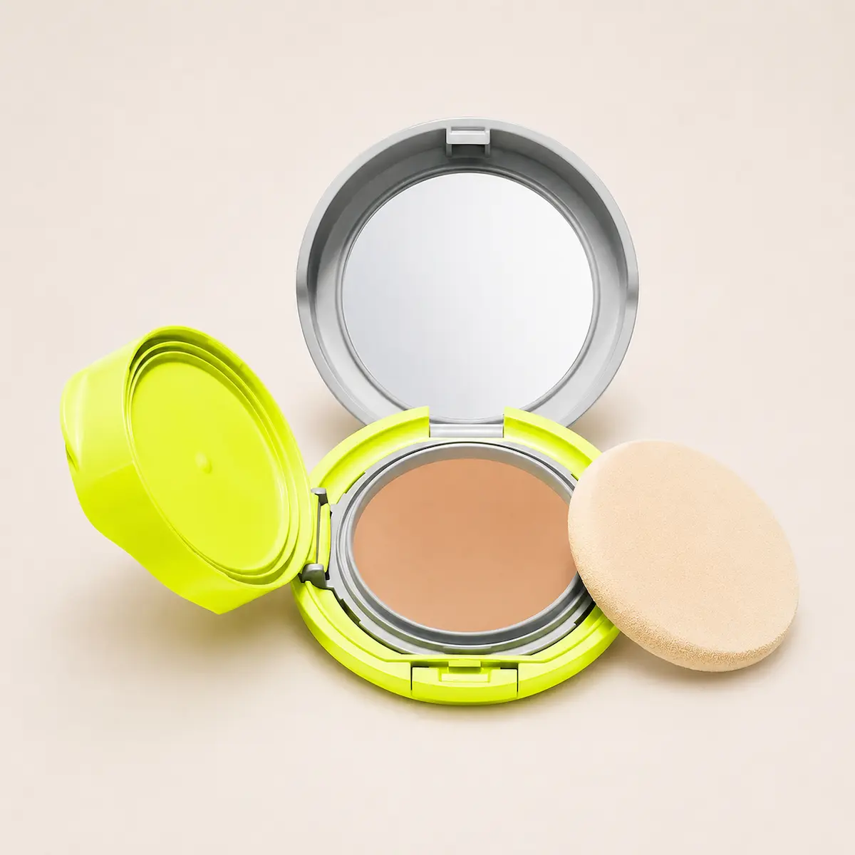 Shiseido Sports BB Compact SPF 50+ aperto su sfondo beige chiaro, base compatta con spugnetta per ritocchi