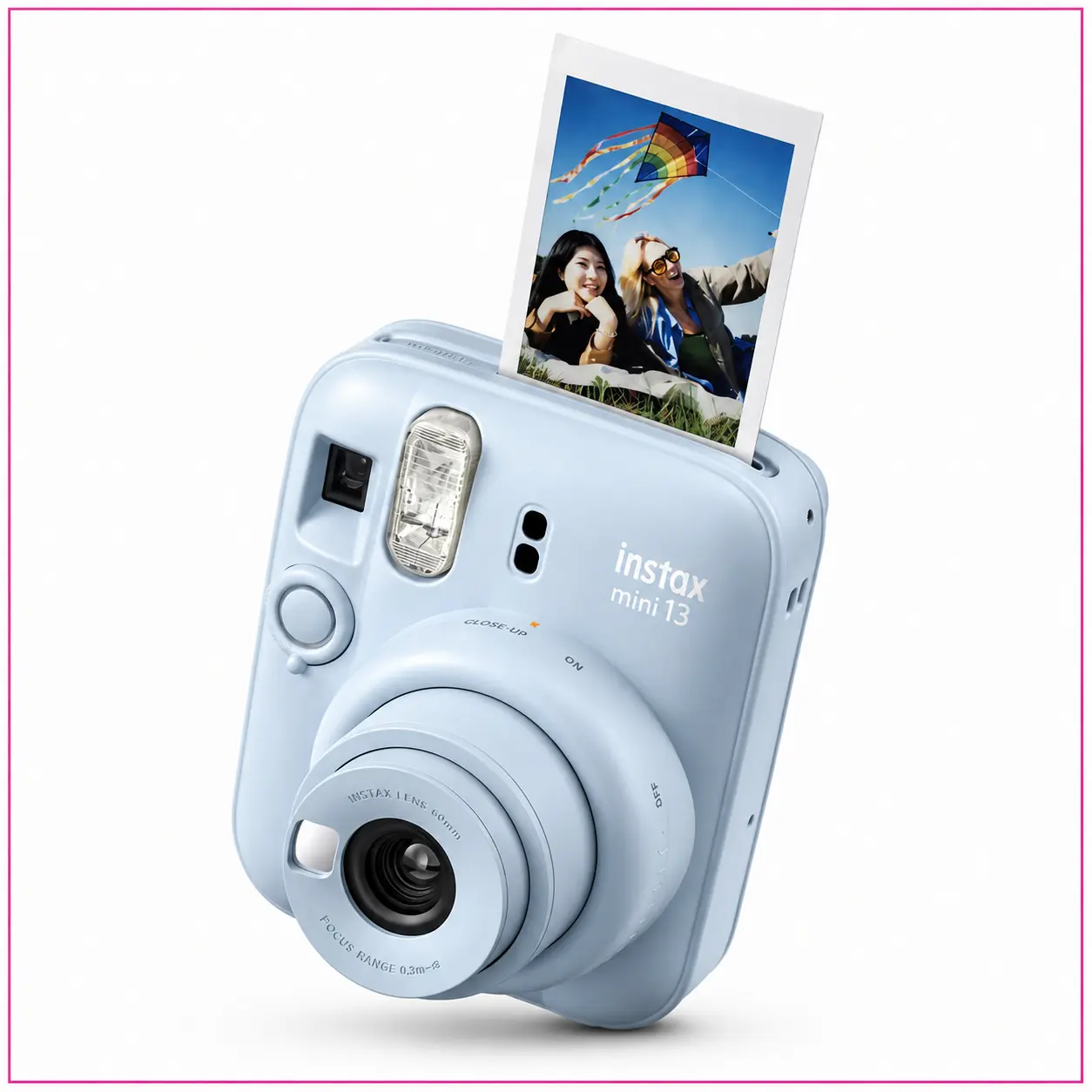 Fotocamera istantanea Fujifilm Instax Mini 13 azzurra con fotografia appena stampata