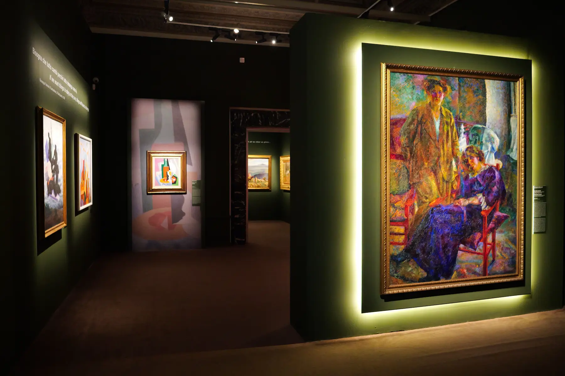 Allestimento della mostra Novecento italiano con Le due amiche di Boccioni a Palazzo Bonaparte