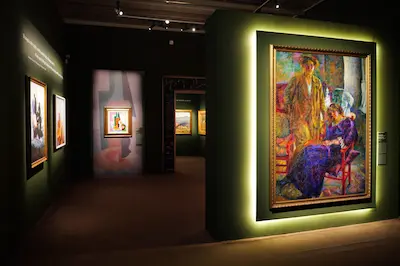Allestimento della mostra Novecento italiano con Le due amiche di Boccioni a Palazzo Bonaparte