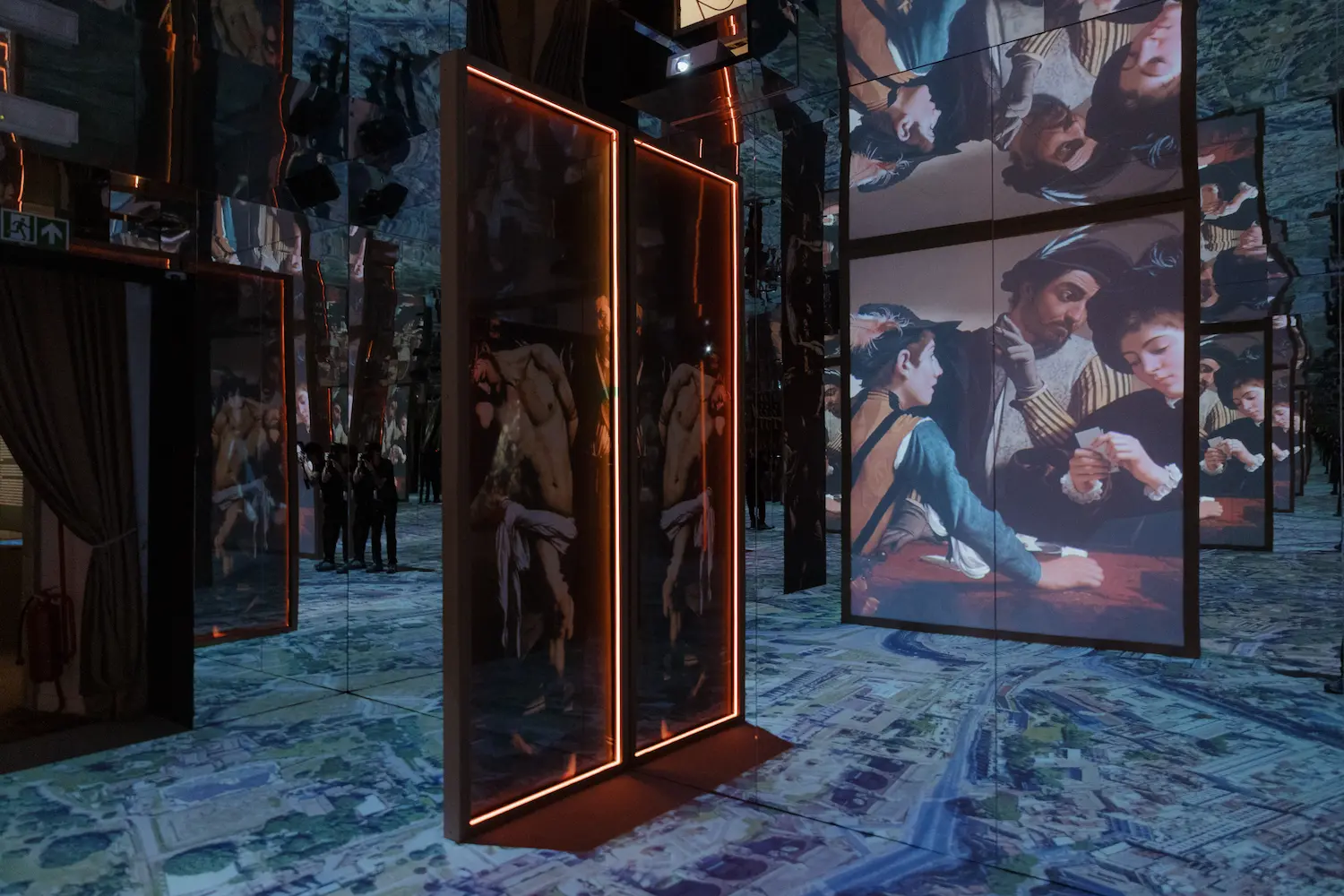 Sala immersiva di Caravaggio Forever a Palazzo Bonaparte con proiezioni delle opere di Caravaggio