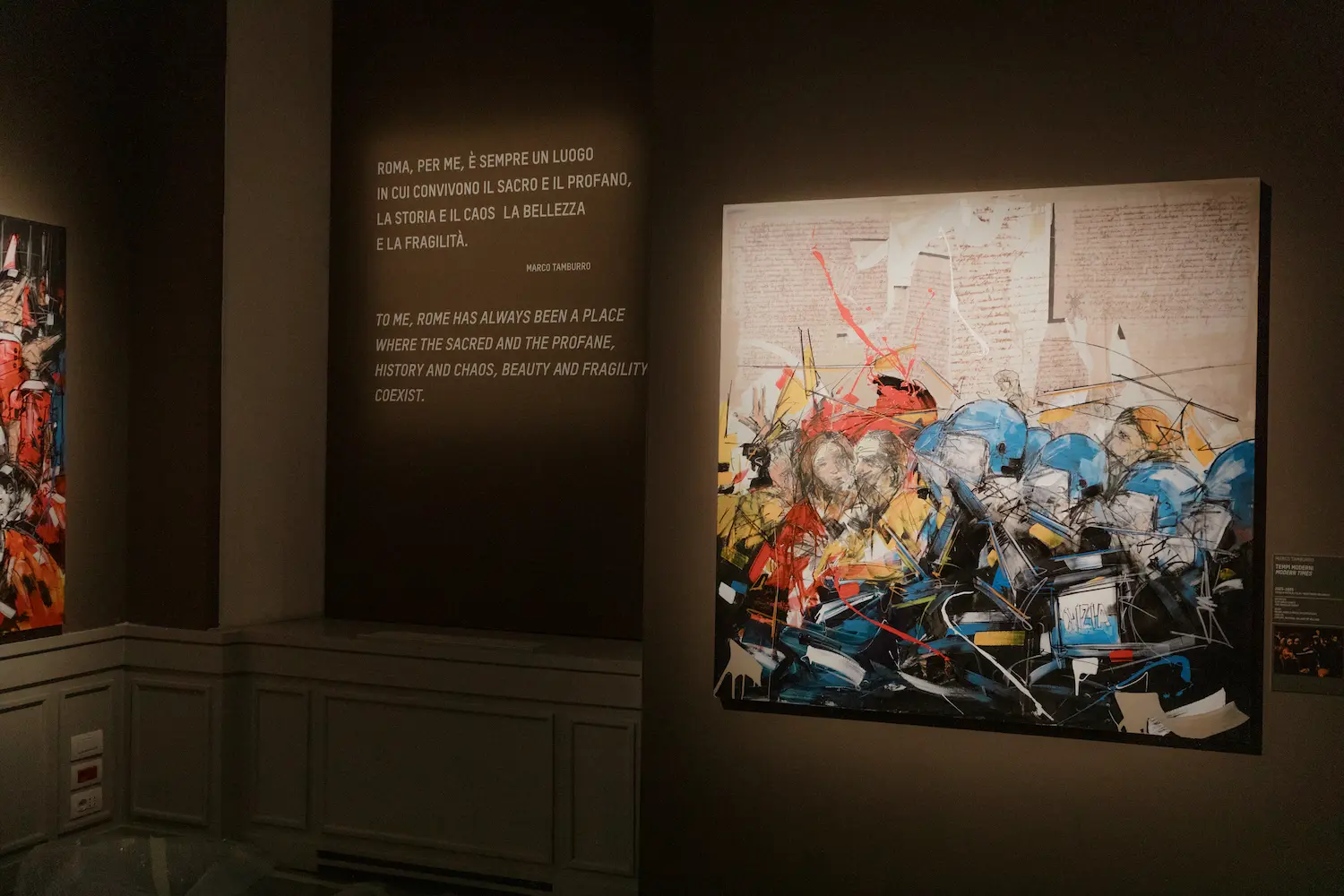 Citazione di Marco Tamburro su Roma accanto a un’opera della mostra Caravaggio Forever a Palazzo Bonaparte