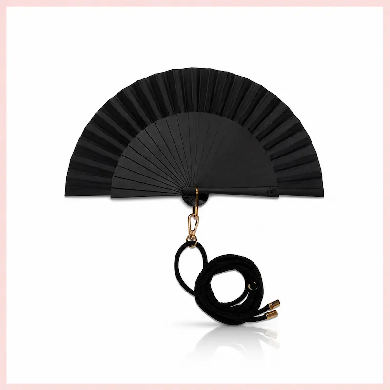 Ventaglio Duvelleroy Take Away All Black con cordino, accessorio nero elegante per l’estate 2026.