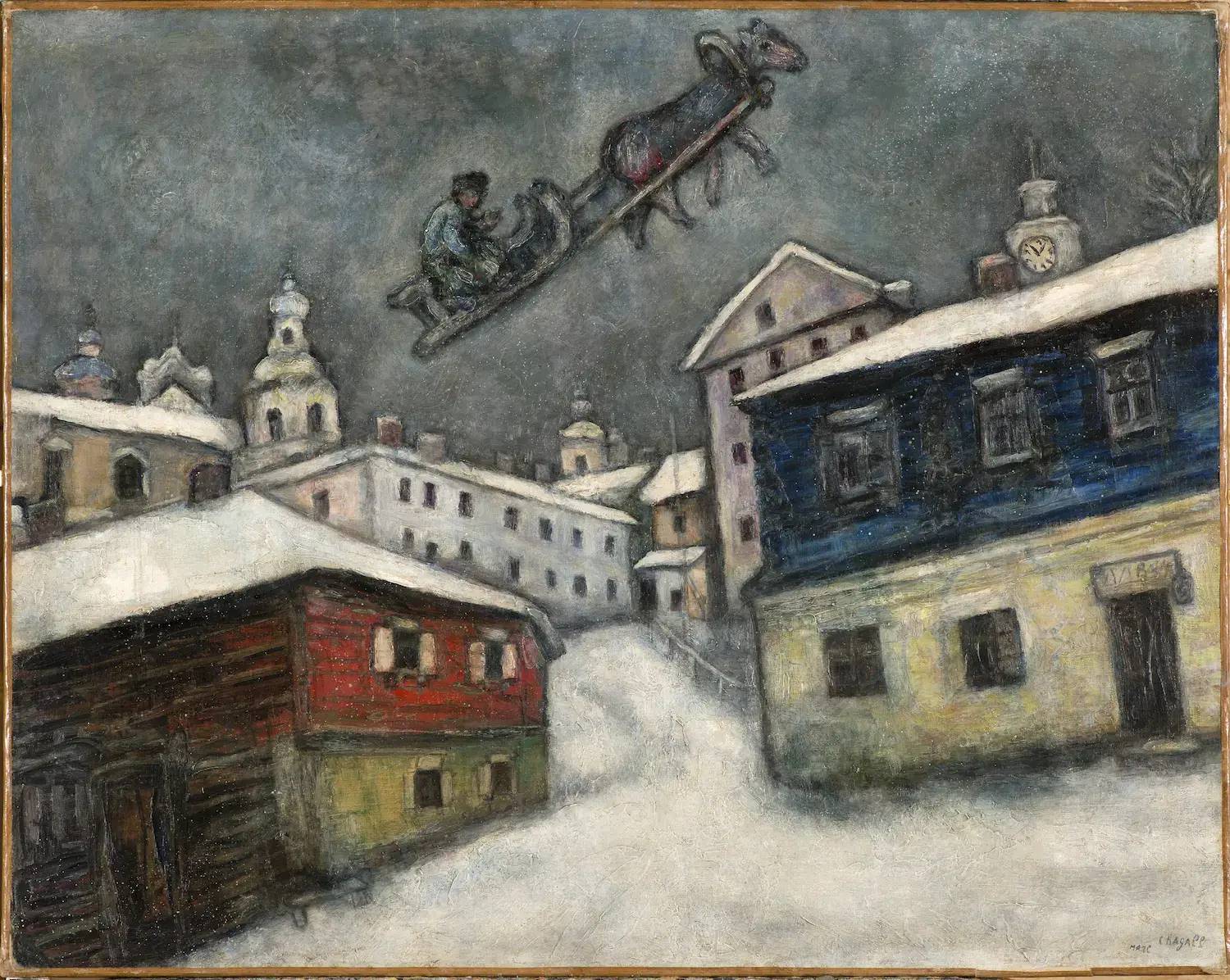 Villaggio russo di Marc Chagall, 1929, paesaggio innevato con case, campanili e una slitta sospesa nel cielo.