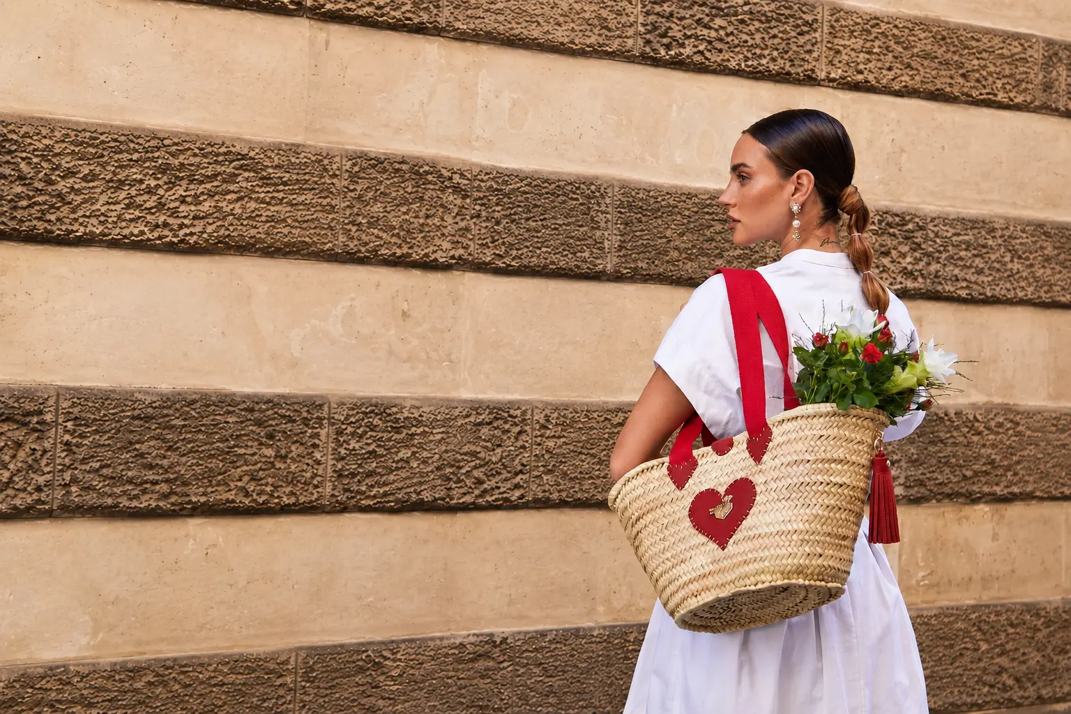Modella con coffa Lovely di Danié Made in Sicily decorata con cuore rosso e fiori