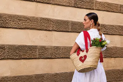 Modella con coffa Lovely di Danié Made in Sicily decorata con cuore rosso e fiori