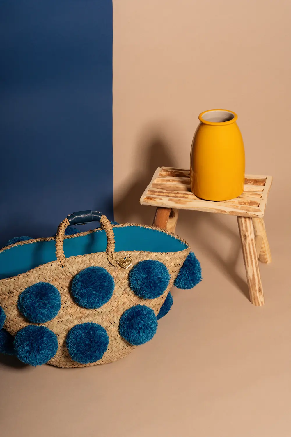 Coffa Colourdrops di Danié Made in Sicily in palma intrecciata con pompon blu