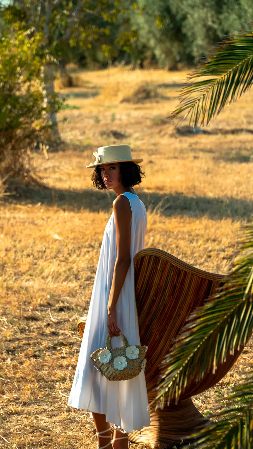 Modella in un paesaggio siciliano con Daisy Bag floreale di Danié Made in Sicily