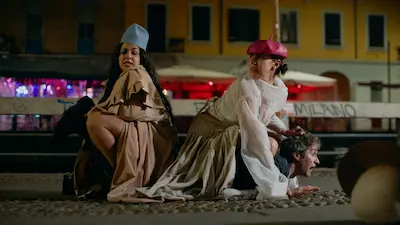 Johanna Chiefo e Danae Cisneros in una scena notturna di Trucco y Parrucco ambientata a Milano durante la Fashion Week