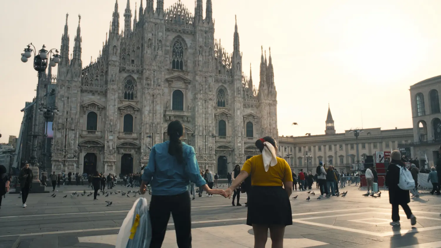 Danae Cisneros e Johanna Chiefo davanti al Duomo di Milano in Trucco y Parrucco durante la Fashion Week