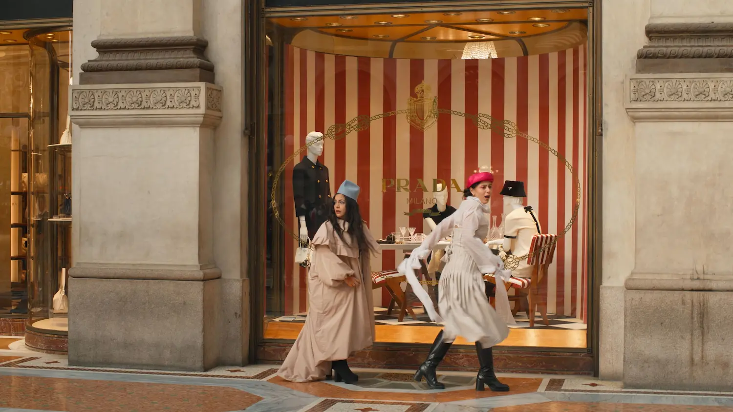 Johanna Chiefo e Danae Cisneros in Trucco y Parrucco davanti a una vetrina Prada a Milano