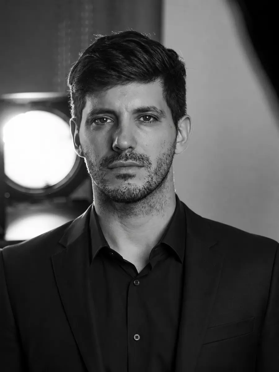 Ritratto in bianco e nero di Martin De León, regista del cortometraggio Trucco y Parrucco