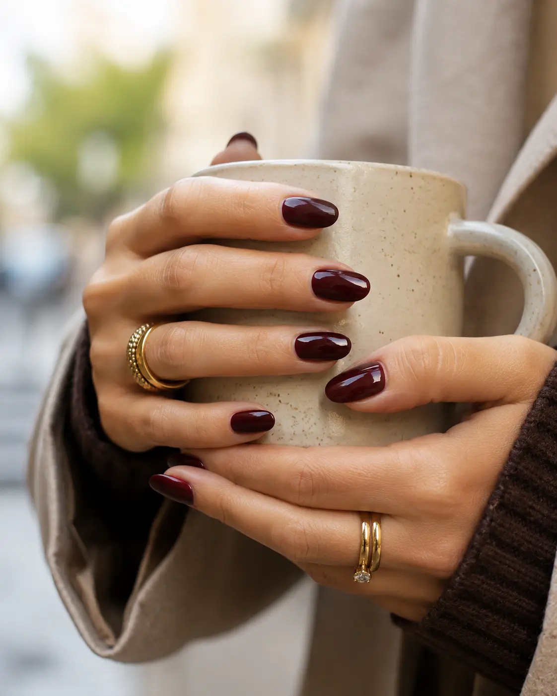 Unghie burgundy lucide e laccate, manicure di tendenza per l'Autunno 2026