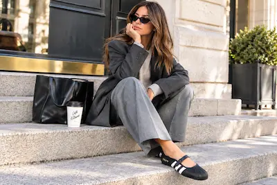 Outfit donna Autunno 2026 con sneakerine nere Mary Jane, completo grigio e maglia chiara