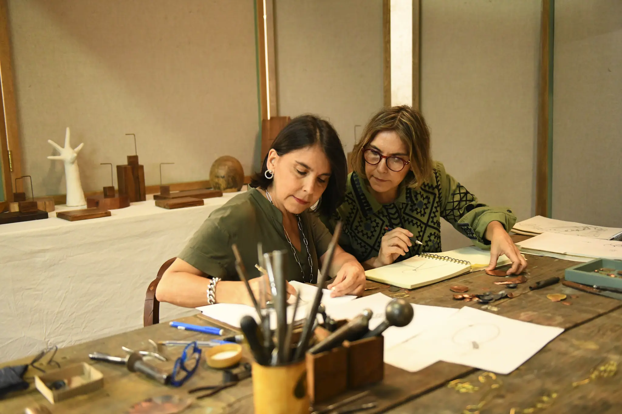 Elena e Isabel Moncada, fondatrici di CUATA Jewelry, nel loro laboratorio di gioielleria in Messico