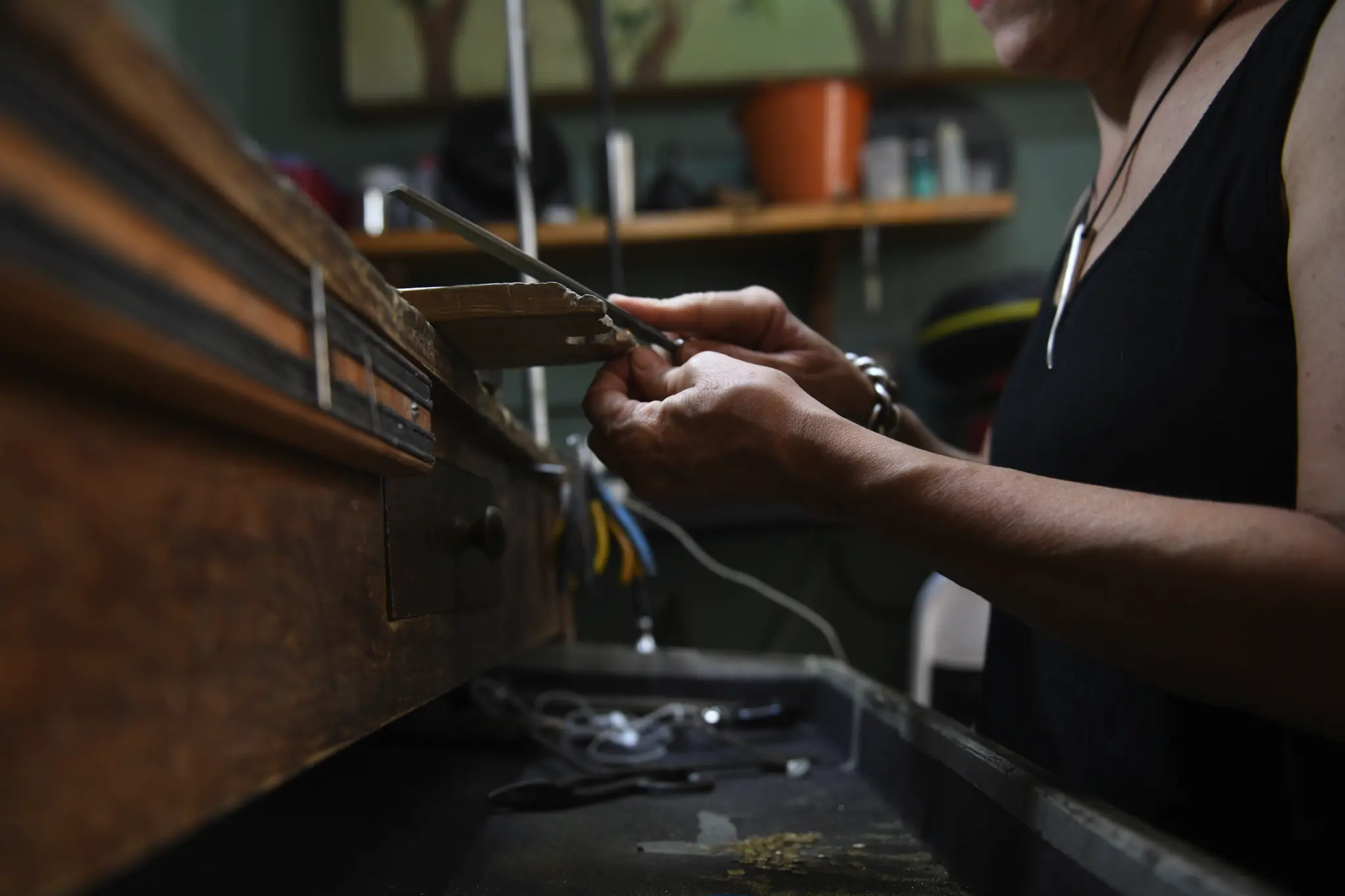 Lavorazione artigianale di un gioiello nel laboratorio di CUATA Jewelry in Messico