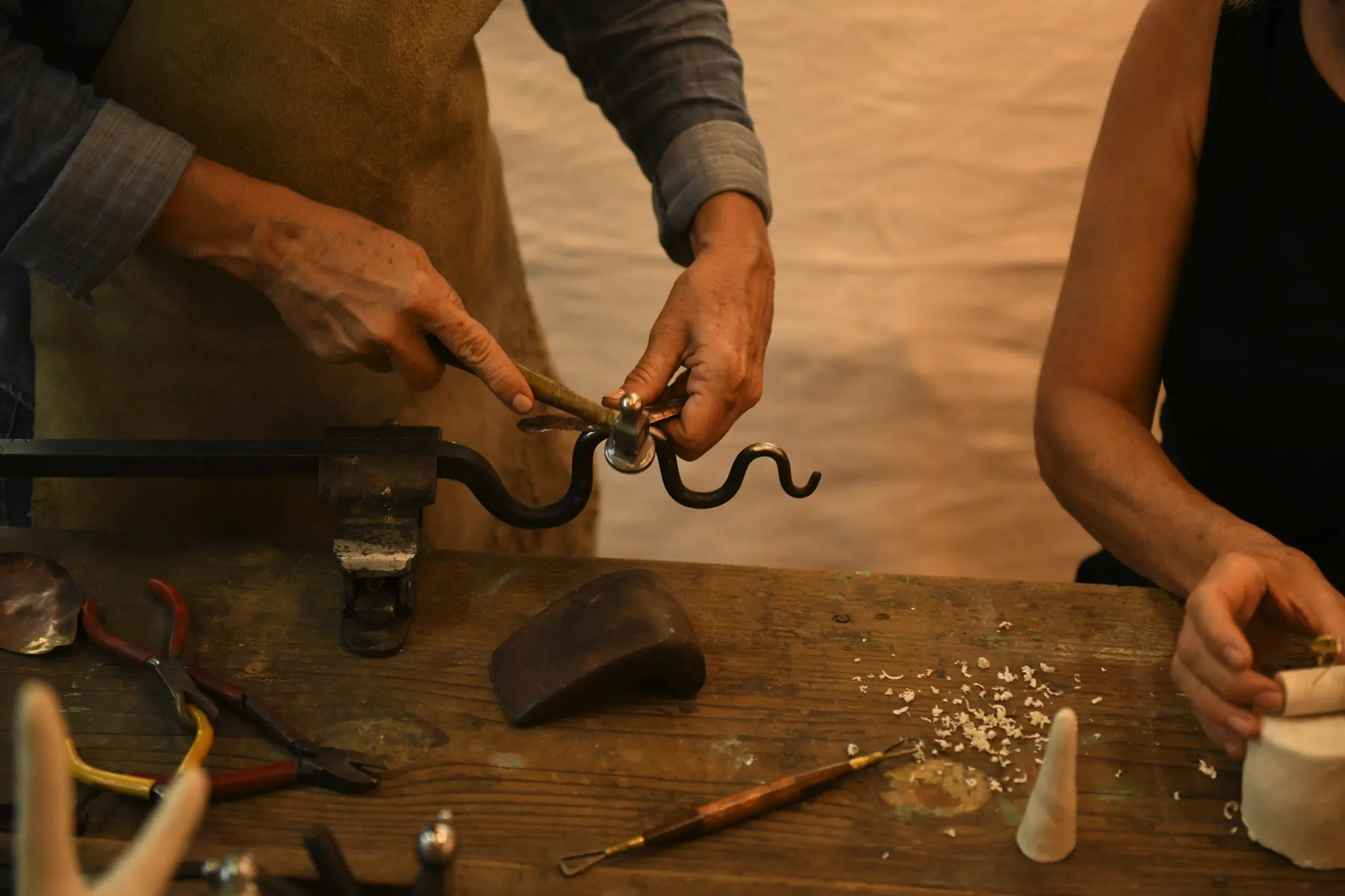 Forgiatura manuale del metallo nel laboratorio di CUATA Jewelry in Messico