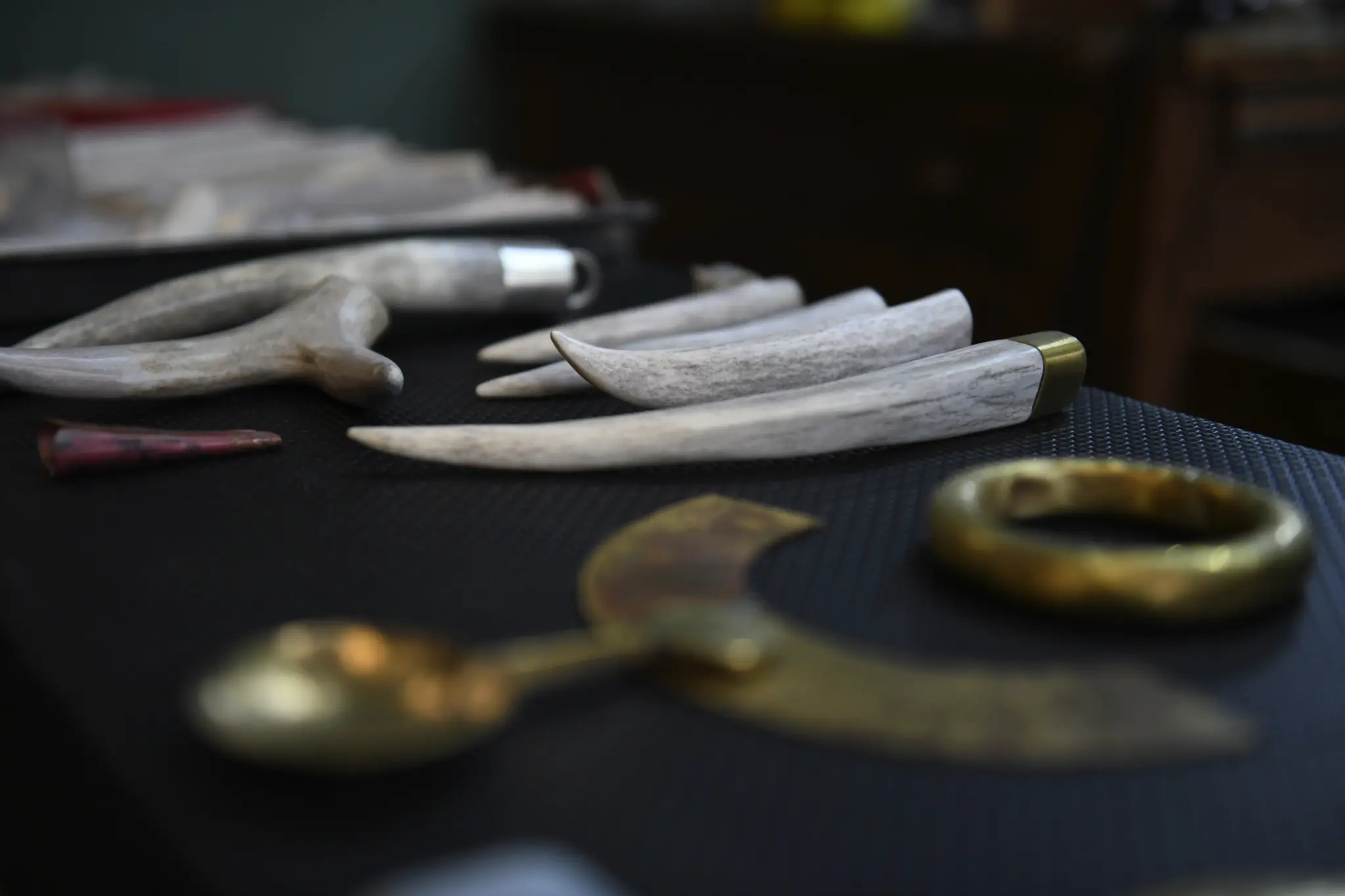 Corna di cervo e metallo utilizzati nelle creazioni artigianali di CUATA Jewelry in Messico