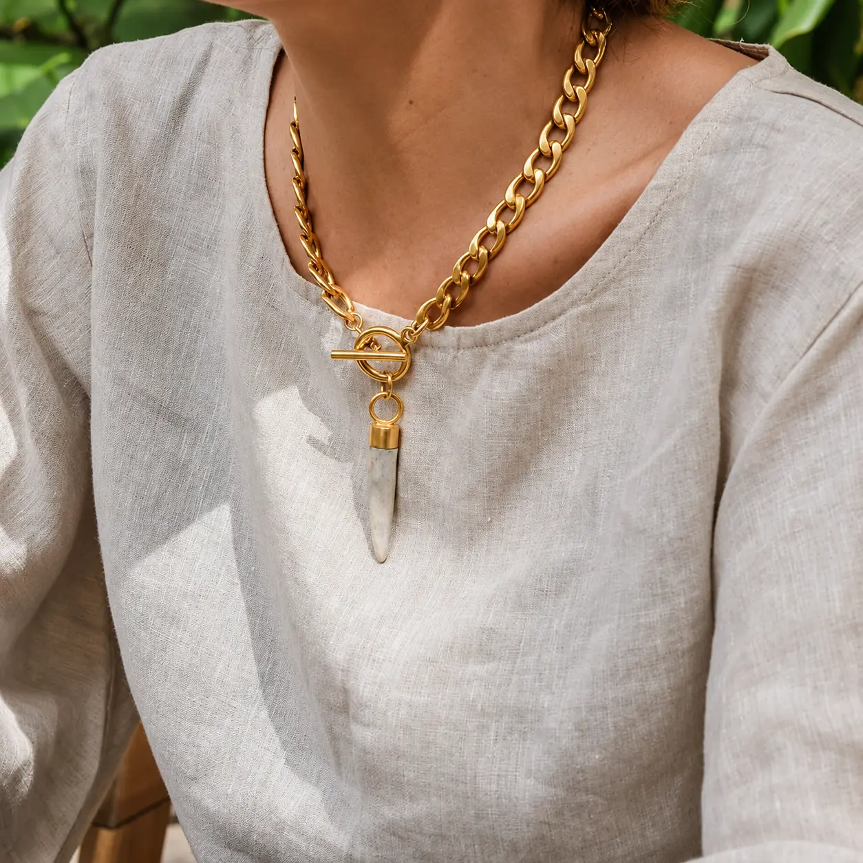 Collana Muntjac di CUATA Jewelry con pendente in corno di cervo indossata