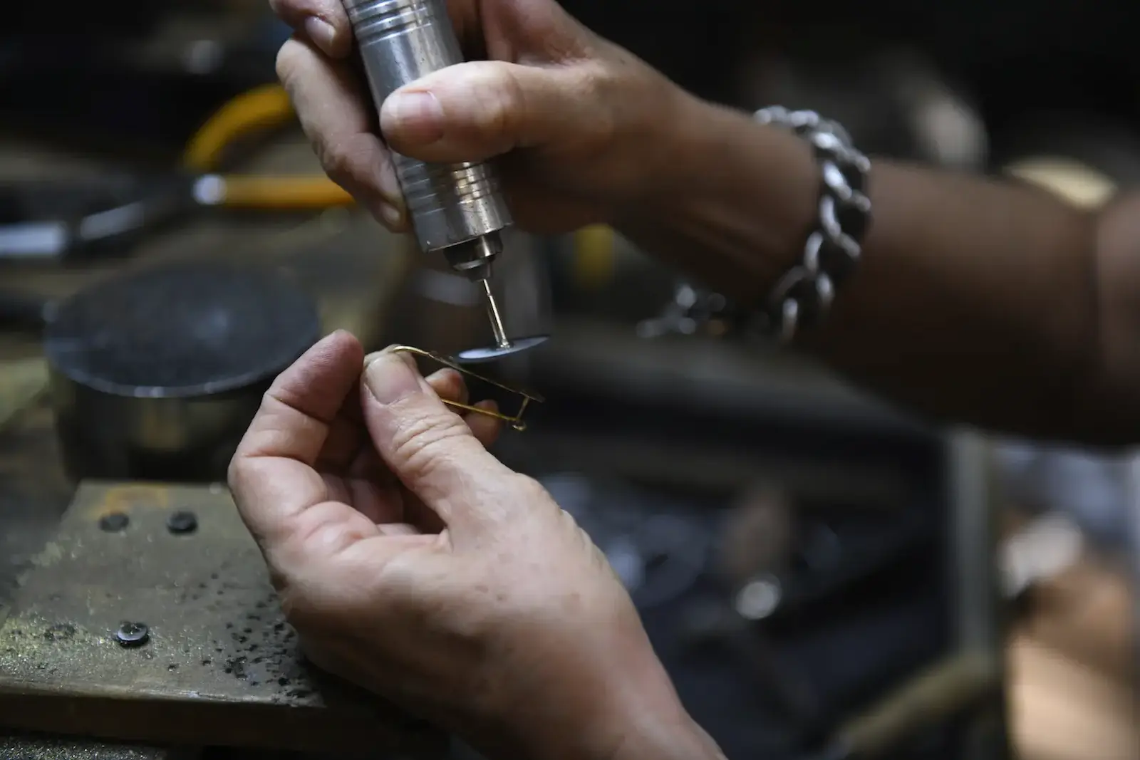Proceso artesanal de elaboración de una joya de CUATA Jewelry en su taller en México
