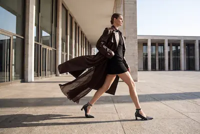 Donna in movimento con scarpe Miista nere a punta in un editoriale moda Autunno Inverno 2026/2027