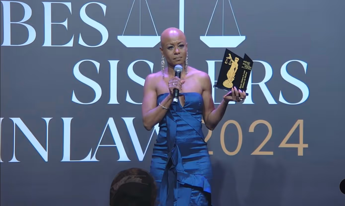 A advogada e professora do UniArnaldo, Zaira Pereira, foi recentemente reconhecida como a melhor jurista negra do Brasil na categoria Direito da Mulher, em premiação concedida pela Black Sisters in Law, uma rede que reúne mais de 7 mil advogadas negras em todo o país. O prêmio destaca sua atuação no enfrentamento à violência contra a mulher, área na qual tem se dedicado intensamente ao longo de sua carreira.