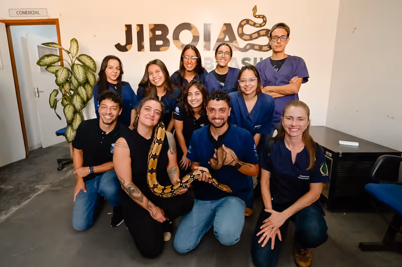 O encontro, intitulado Explorando o Mundo das Jiboias: Conhecimento e Conservação, contou com palestras e atividades práticas que abordaram temas como identificação de espécies brasileiras, a importância ecológica das serpentes, e práticas de manejo e conservação desses animais tão essenciais para o equilíbrio dos ecossistemas.