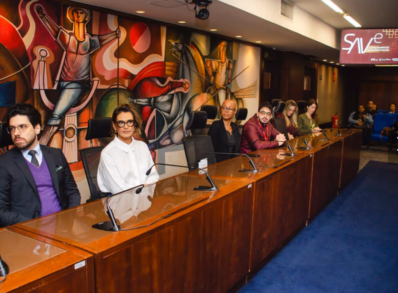 A professora Zaira Pereira representou o Centro Universitário Arnaldo Janssen – UniArnaldo – no evento de lançamento do Sistema de Avaliação de Vitimização Eletrônico (SAVe), promovido pelo Ministério Público de Minas Gerais (MPMG), em Belo Horizonte/MG, no último dia 18 de junho. A participação da professora ocorreu em nome do Núcleo de Práticas Jurídicas (NPJ) da instituição, parceiro da Casa Lilian, responsável pelo desenvolvimento da nova ferramenta.