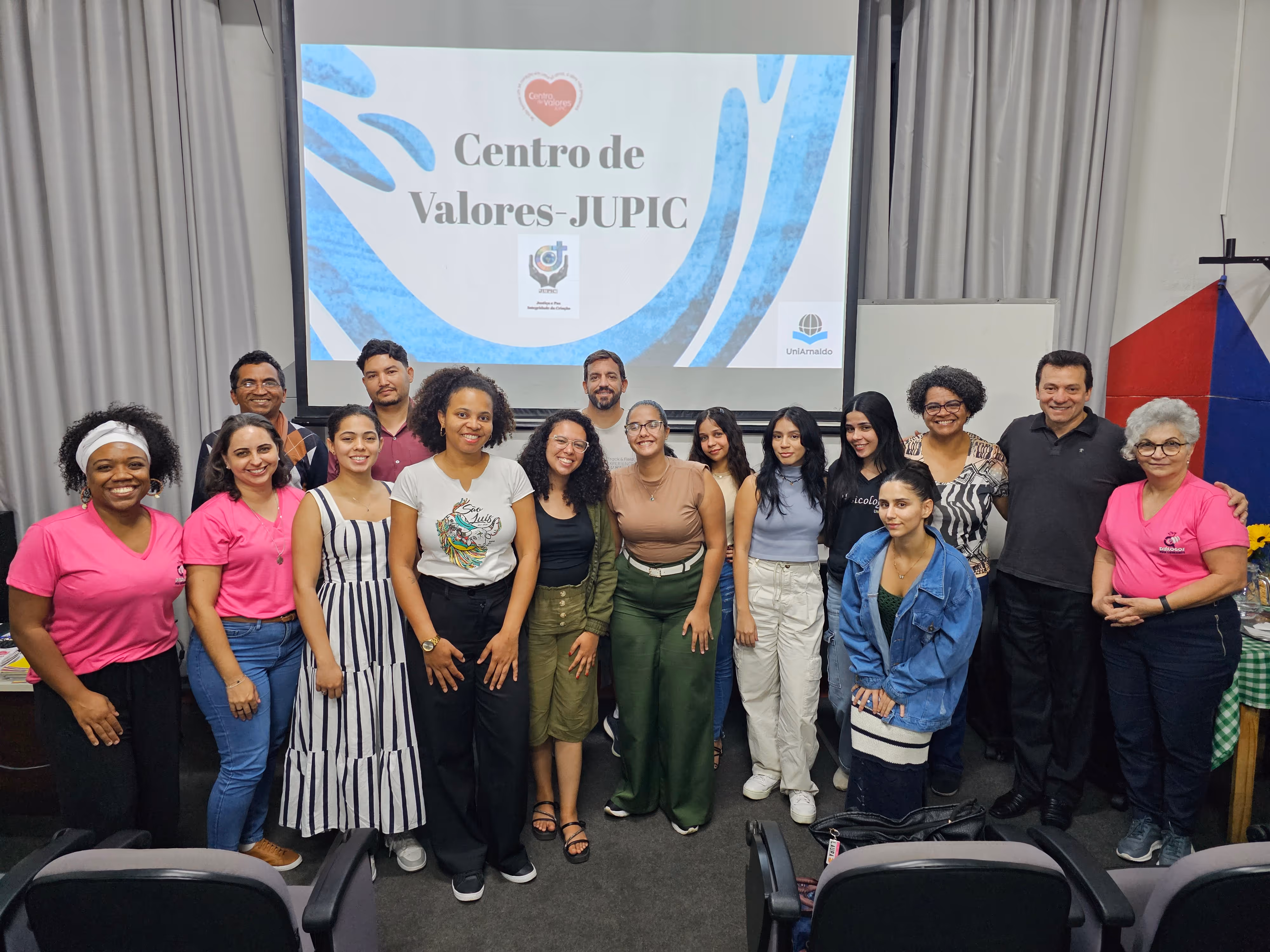 Na tarde desta quinta-feira (28), o Centro de Valores – JUPIC, do Centro Universitário Arnaldo Janssen – UniArnaldo, promoveu mais uma etapa do processo seletivo para os monitores do projeto Arnaldo Social 2025. A programação contou com uma rica formação, que apresentou a proposta do projeto e trouxe as orientações iniciais para a atuação dos bolsistas. O encontro reuniu parceiros importantes, além do corpo administrativo da instituição.