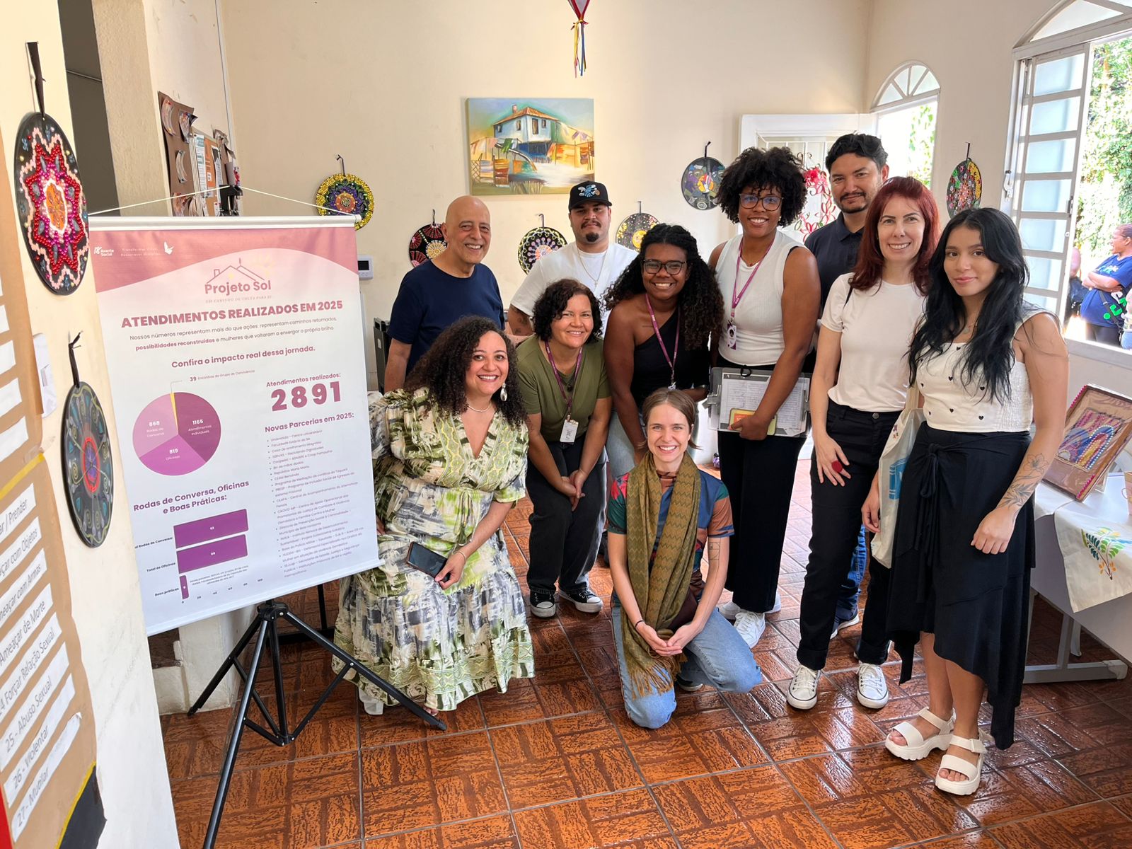 Na última quinta-feira (4), o Centro Universitário Arnaldo Janssen – UniArnaldo, por meio do Centro de Valores – Jupic e dos cursos de Psicologia e Gastronomia, promoveu uma ação conjunta na sede do Projeto Sol, um espaço de acolhimento, cuidado e esperança para mulheres que buscam recomeçar. O evento “Sol que inspira: arte em movimento” teve como objetivo celebrar um ciclo de criação, movimento, cuidado e possibilidades junto à comunidade.