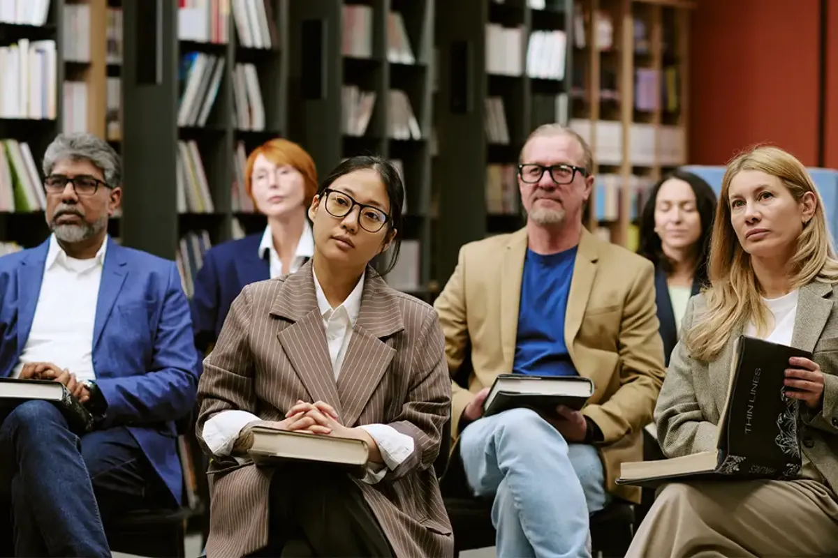 Imagem de pessoas assistindo a uma aula para entender se faculdade de direito vale a pena