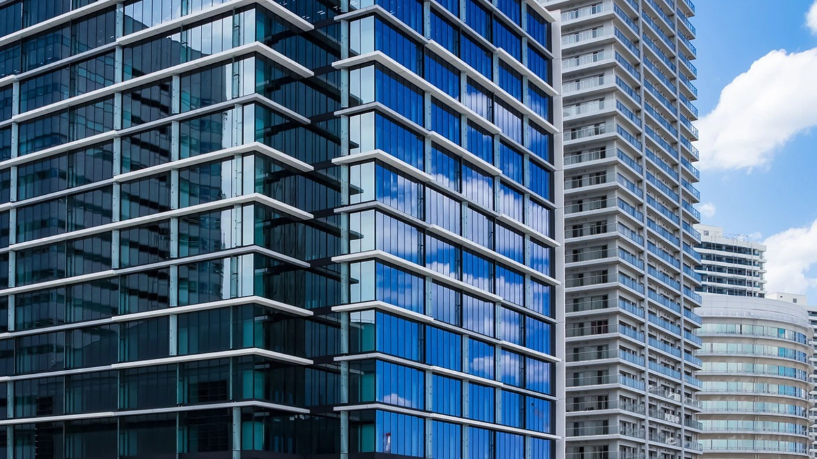 Immeuble résidentiel vitré avec pellicule solaire Reflective Window Film pour améliorer l’intimité et réduire la chaleur.