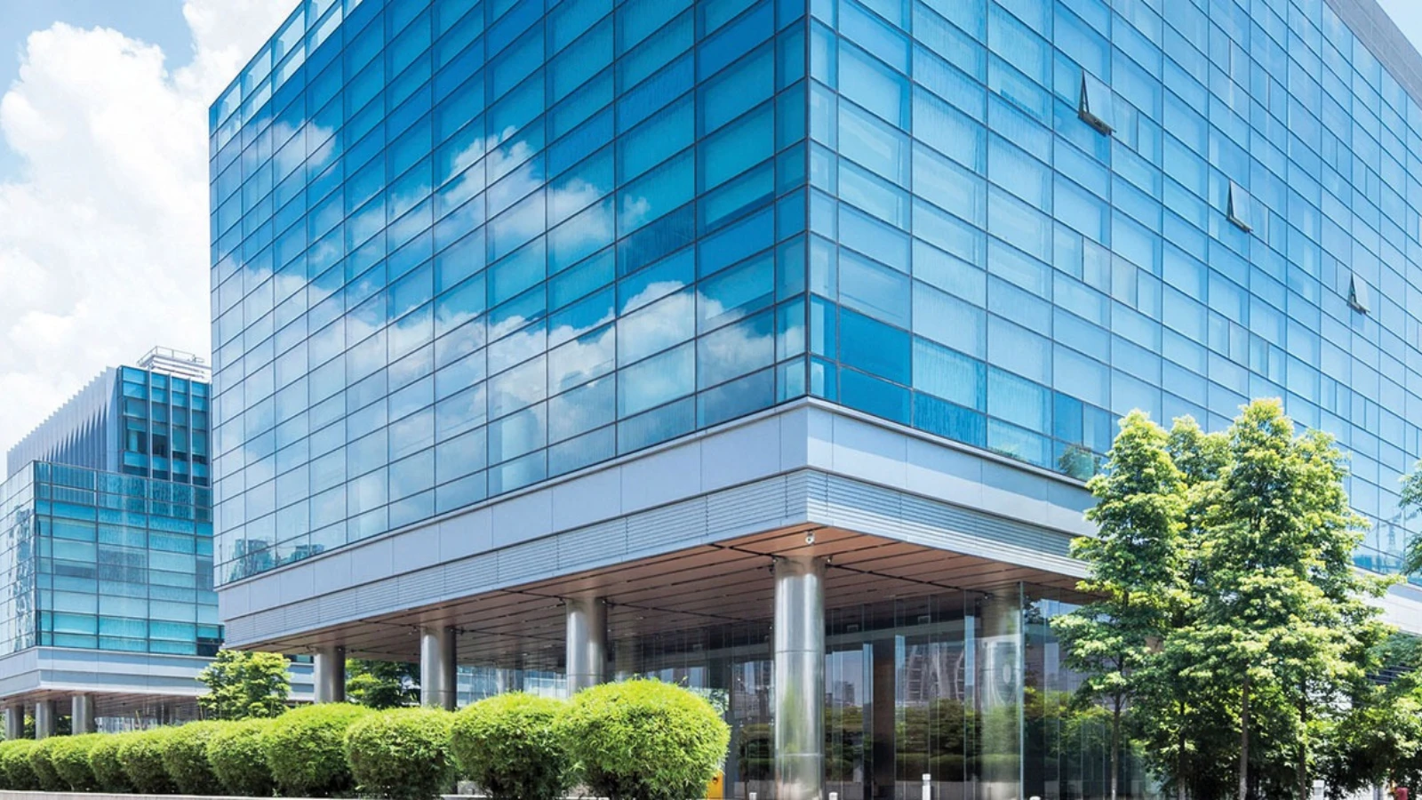 Immeuble commercial vitré avec pellicule solaire Dual-Reflective Window Film pour améliorer le confort thermique.