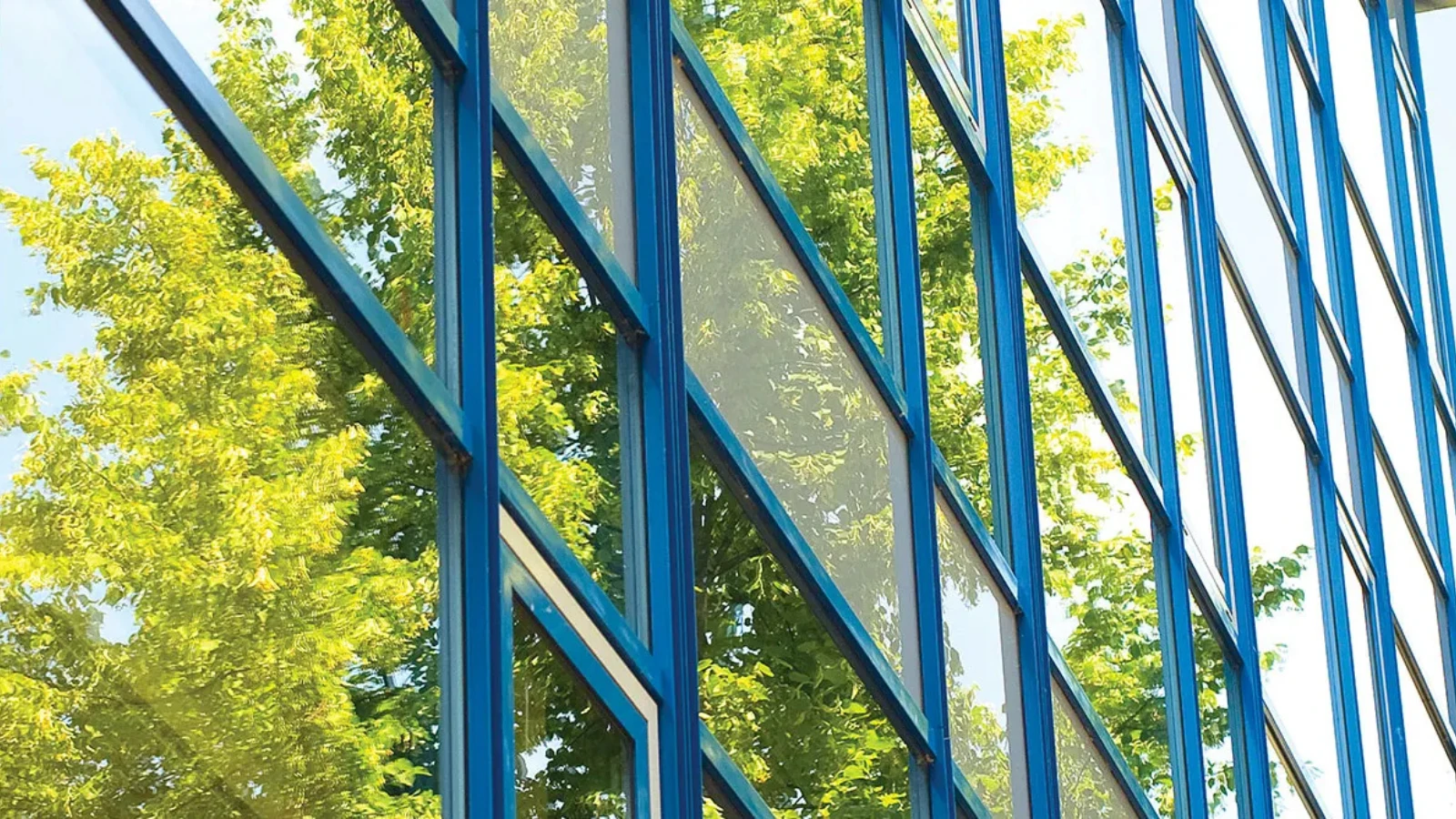 Façade vitrée avec pellicule solaire Dual-Reflective Window Film offrant visibilité, discrétion et protection UV.
