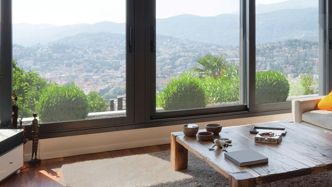 Espace résidentiel avec pellicule Harmony Window Film offrant confort thermique et vue claire vers l’extérieur.