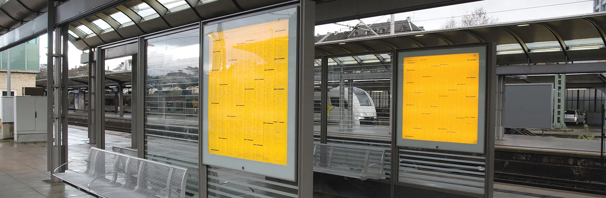 Station de transport avec surfaces vitrées protégées par une pellicule Anti-Graffiti Film contre les rayures, graffitis et dommages répétés.