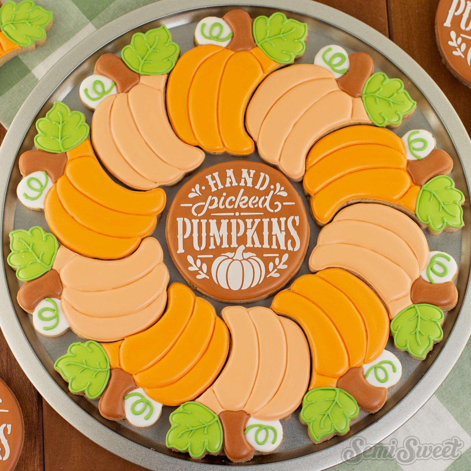 How to Decorate an Overlapping Pumpkin Cookie Platter