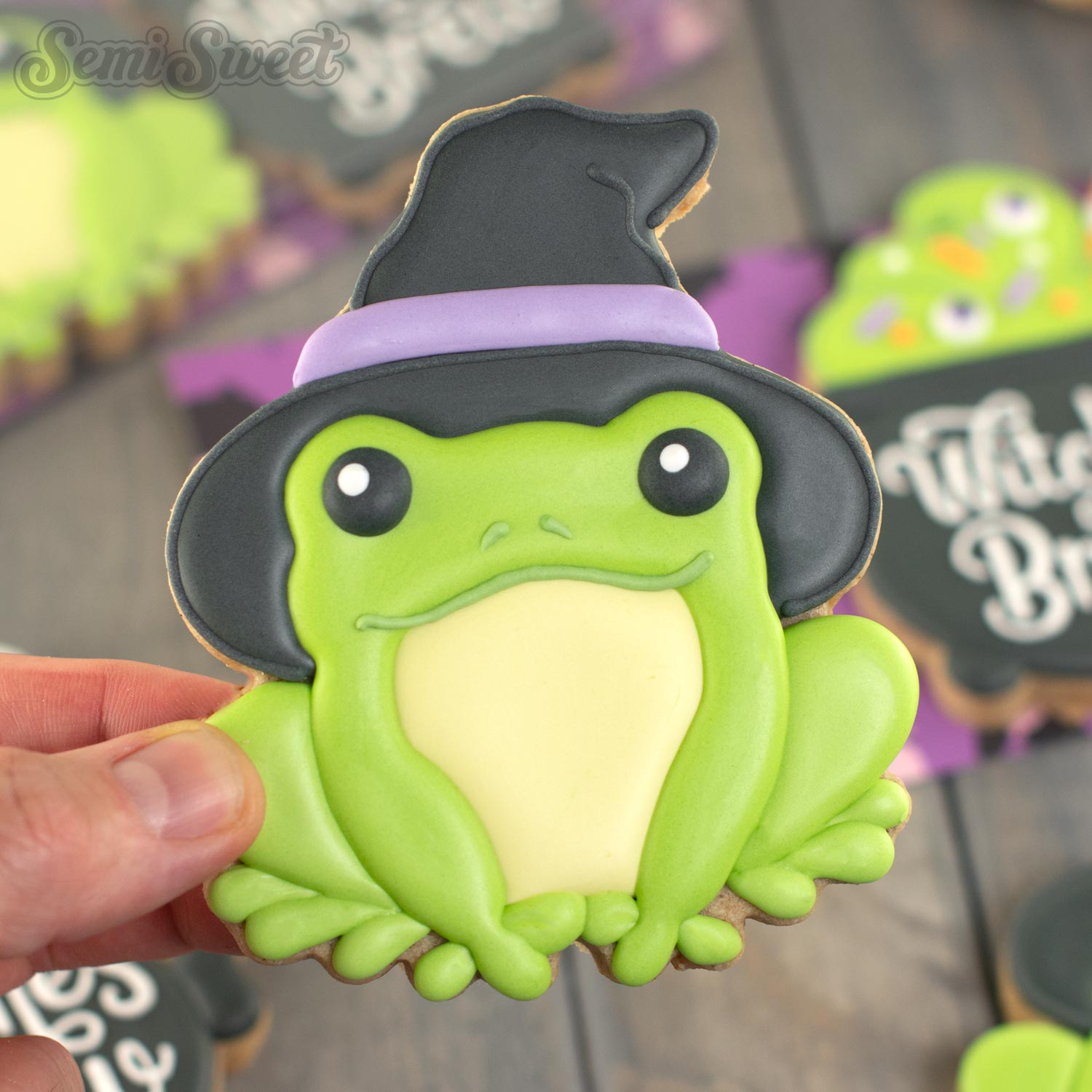 How to Decorate a Witch Frog Cookie for Halloween