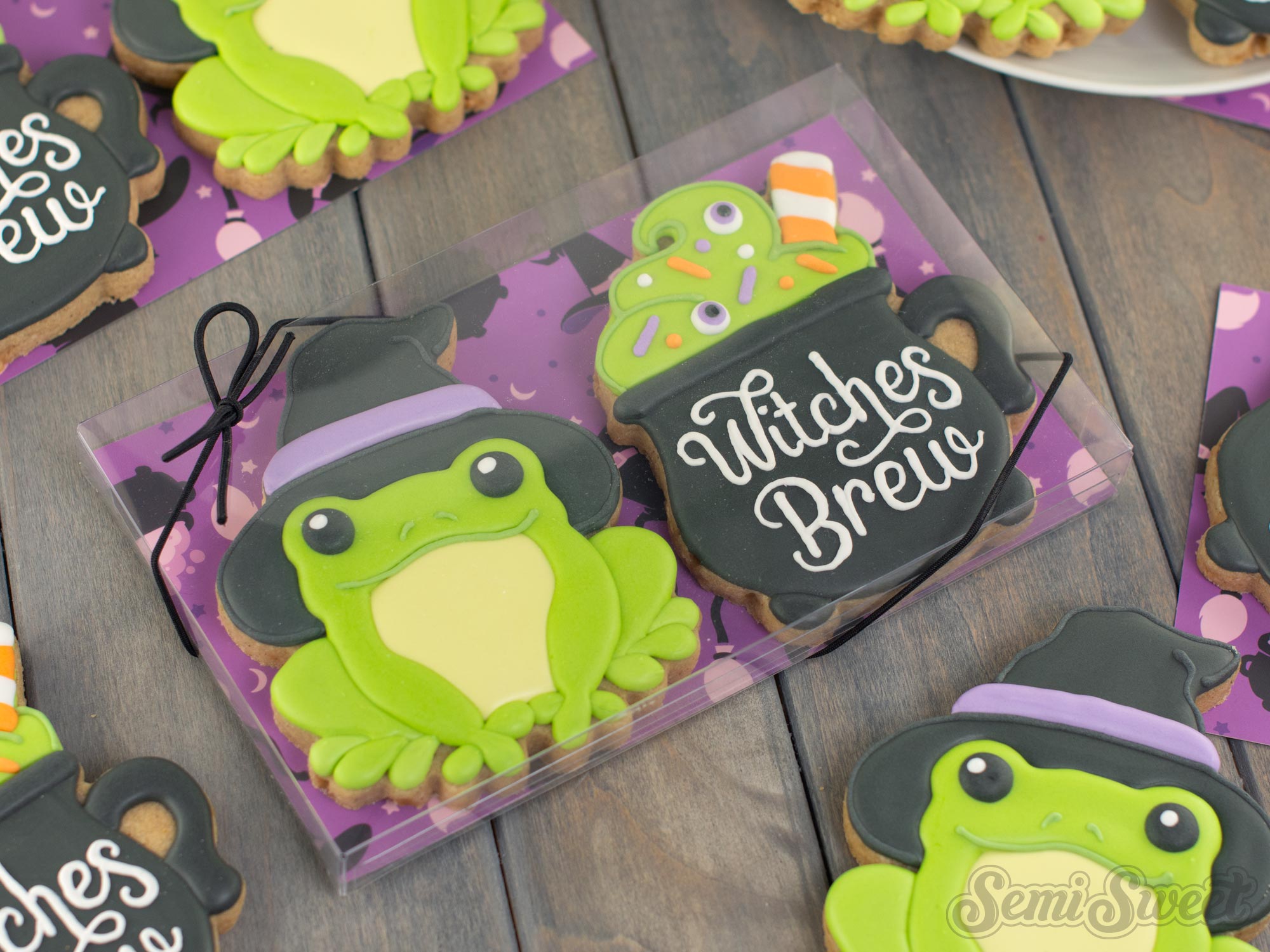 Halloween packaging for a 2-piece cookie set