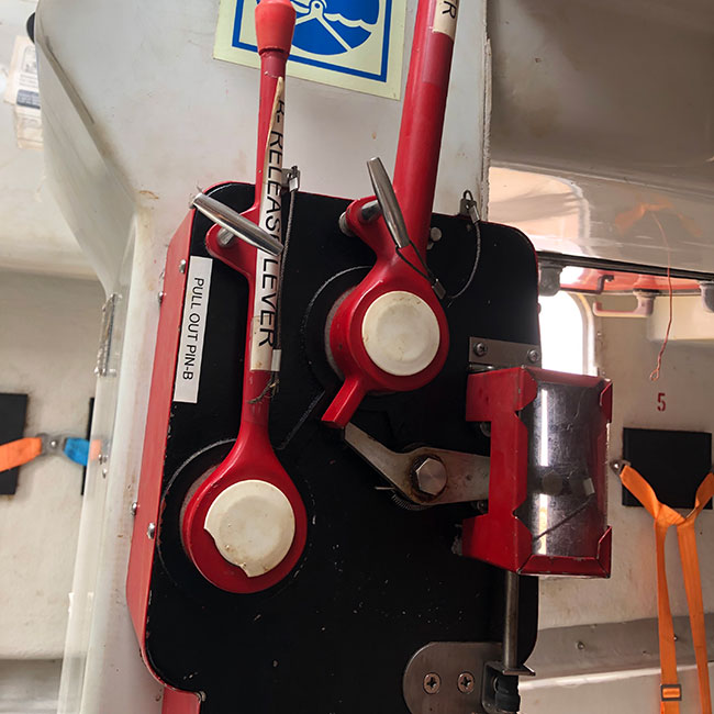 Central release mechanism for JX-1 lifeboat release gear