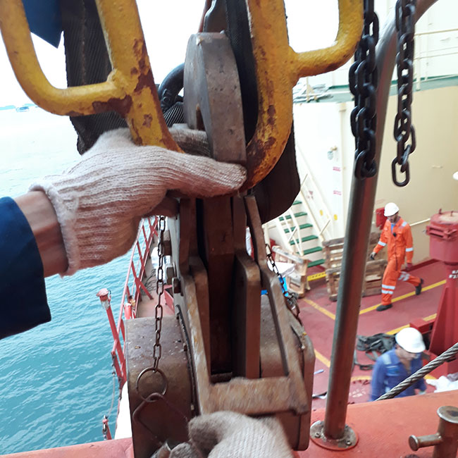 Load transfer from lifeboat suspension ring to chain blocks