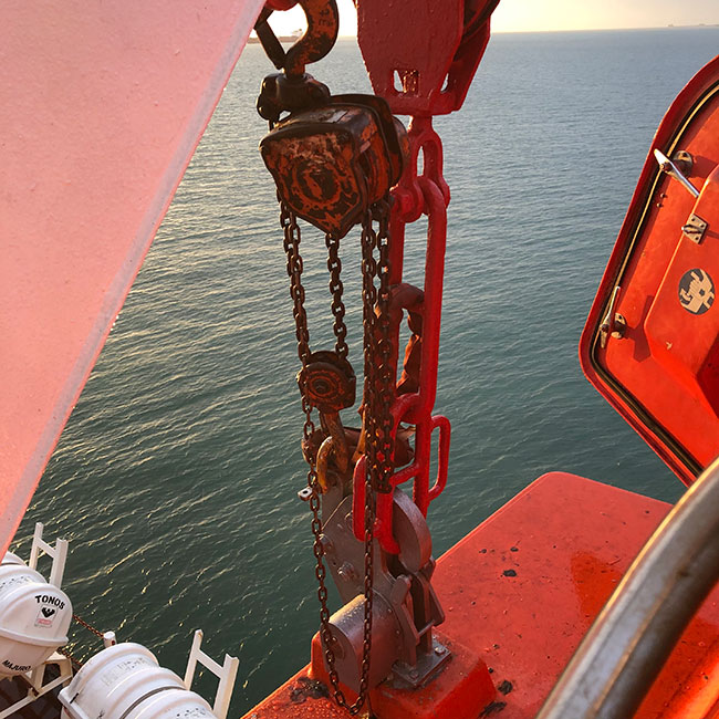 Chain block installed on lifeboat davit