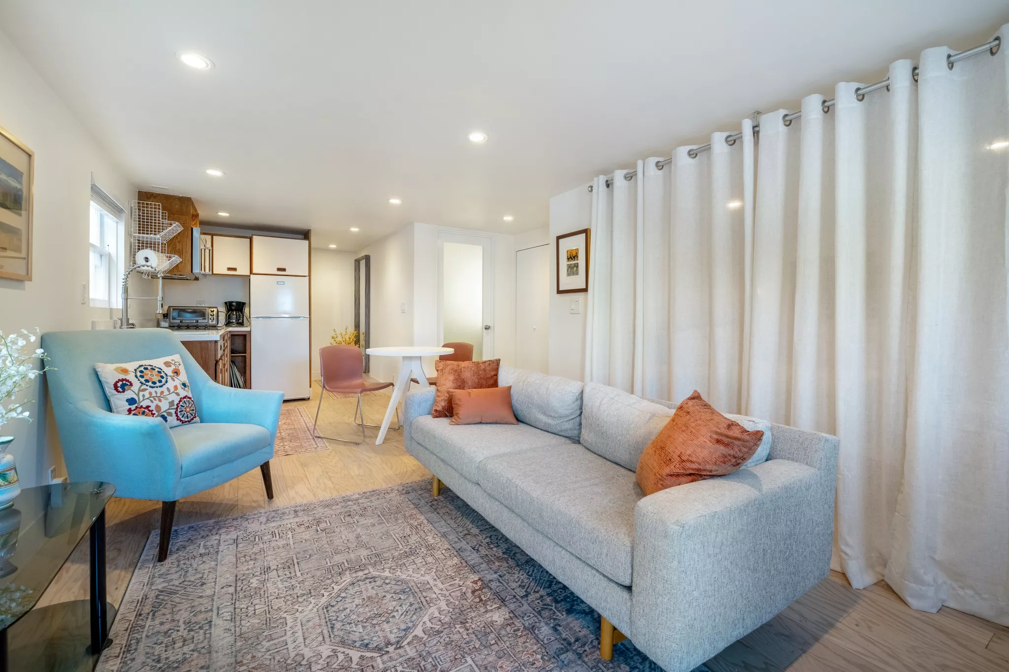 Bright styled living room — accurate property photos lower ecommerce return rate equivalents like cancellations.
