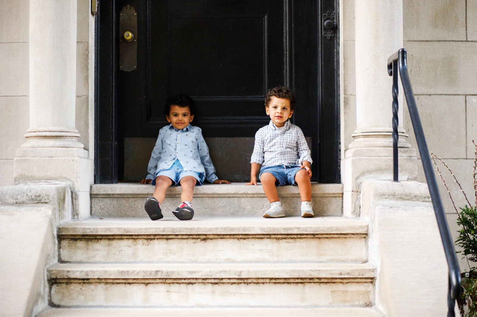 Sibling shot for family photo poses: two toddlers sitting on front steps