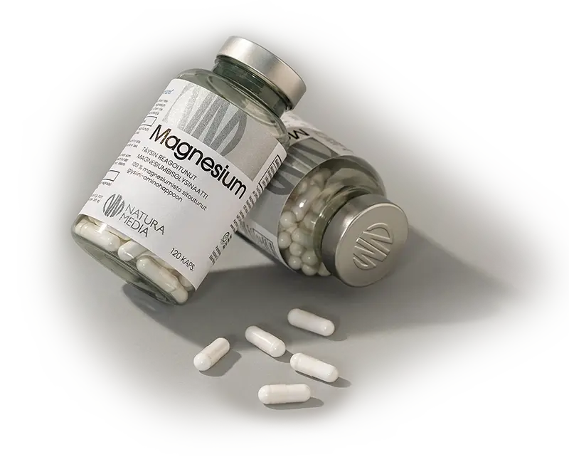 Kaksi Magnesium Bisglysinaatti -purkkia aseteltuna harmaata taustaa vasten. Toinen purkeista on kyljellään ja toinen puoliksi pystyssä sitä vasten. Purkkien edessä on aseteltuna viisi Magnesium Bisglysinaatti -kapselia.