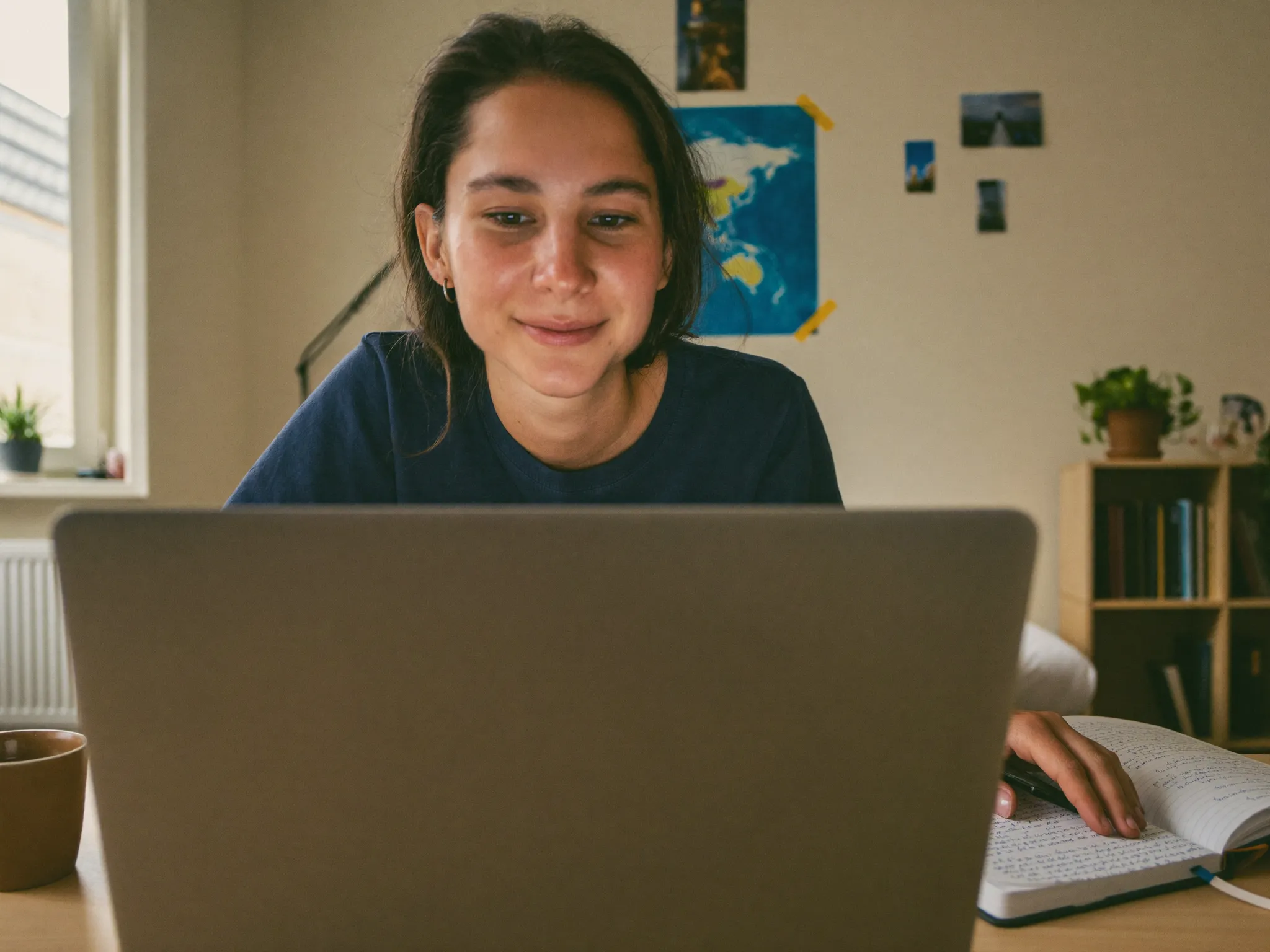 Foto: student zoekt stage achter laptop
