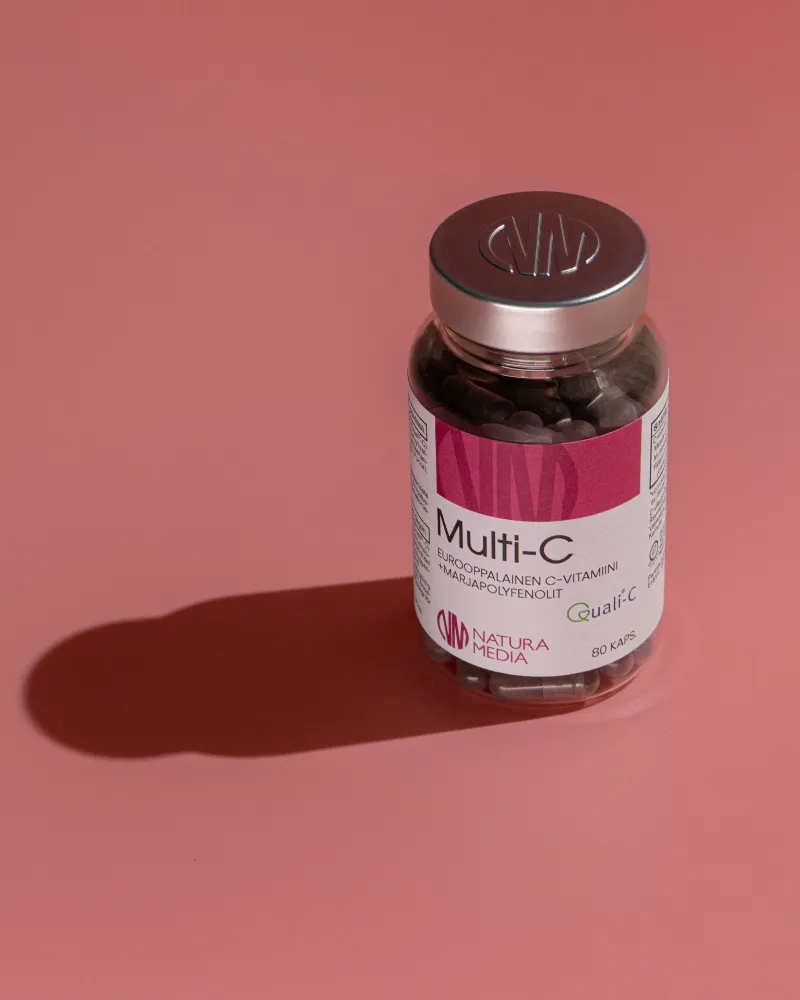 Natura Median Multi-C purkki roosaa taustaa vasten, purkki muodostaa taustaa vasten tumman varjon.