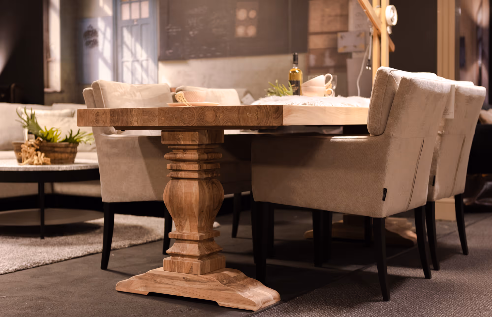 Houten eettafel met beige stoelen in een gezellige, rustieke eetkamer